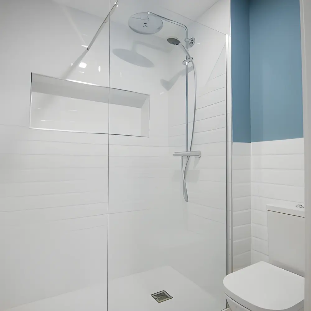 Alicatado de azulejos en un baño de Málaga