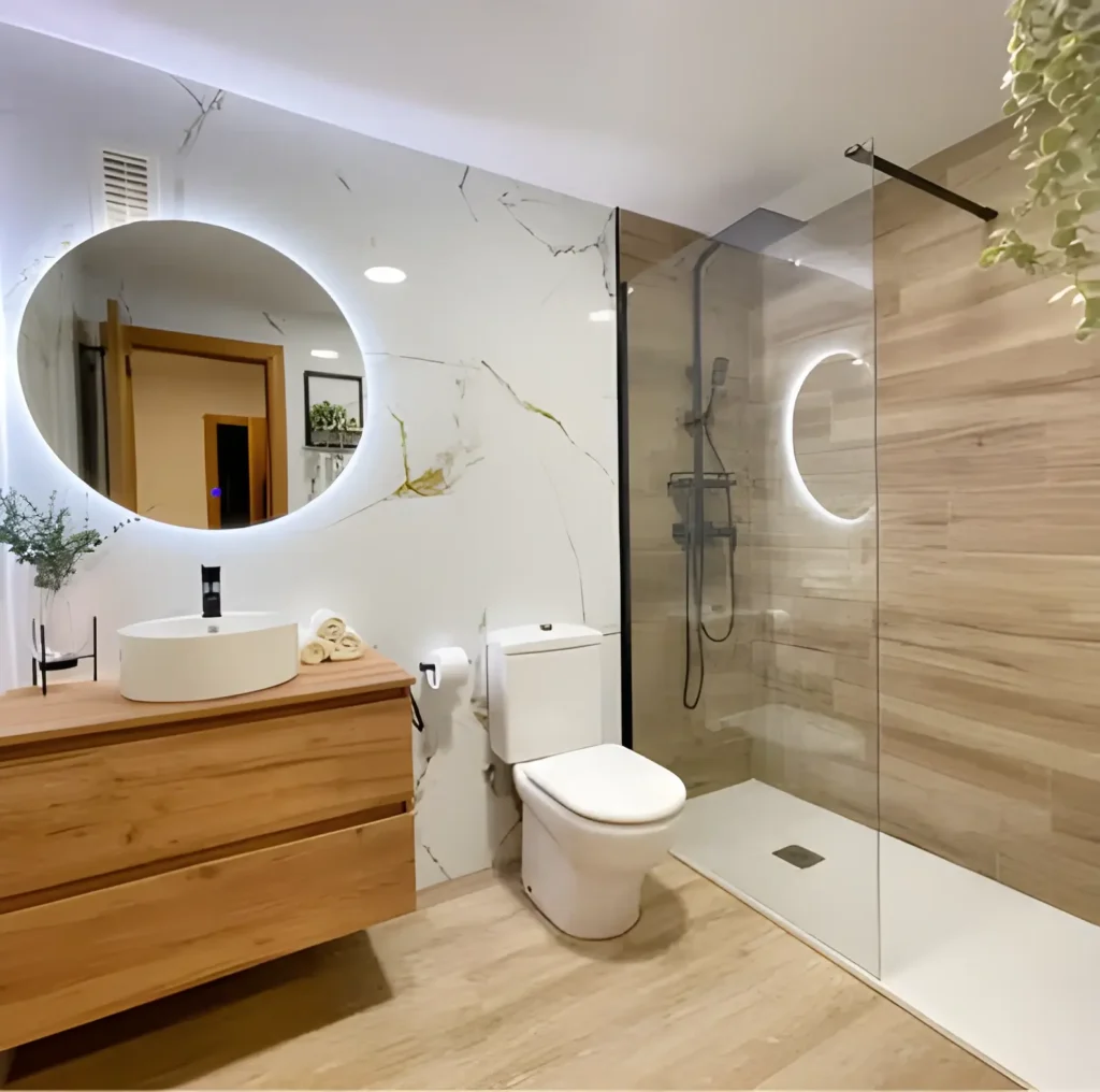 Baño reformado en Málaga con mampara y grifería nueva