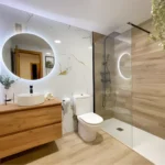 Baño reformado en Málaga con mampara y grifería nueva